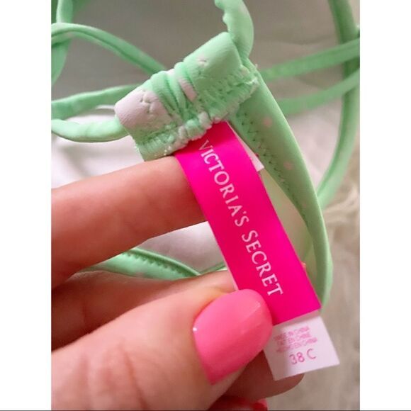 ✨ Victoria’s Secret Ruffle Halter Bikini Top✨ - Picture 6 of 6